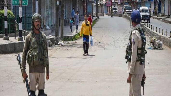 Curfew is still imposed on these parts of Kashmir, leaders are also under house arrest Curfew is still imposed on these parts of Kashmir, leaders are also under house arrest