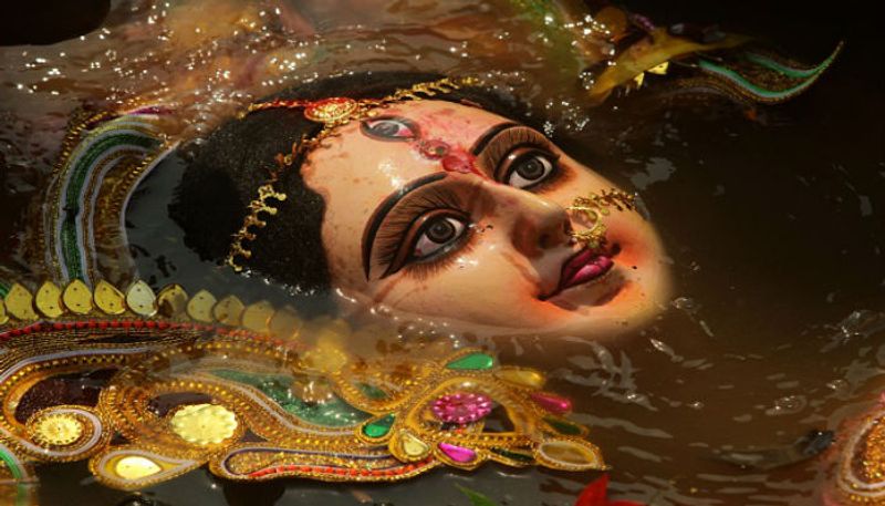 চলতি বছরের অক্টোবর মাসে অর্থাৎ দূর্গাপুজোর মধ্যেই নাকি আছড়ে পড়তে পারে করোনার থার্ড ওয়েভ।