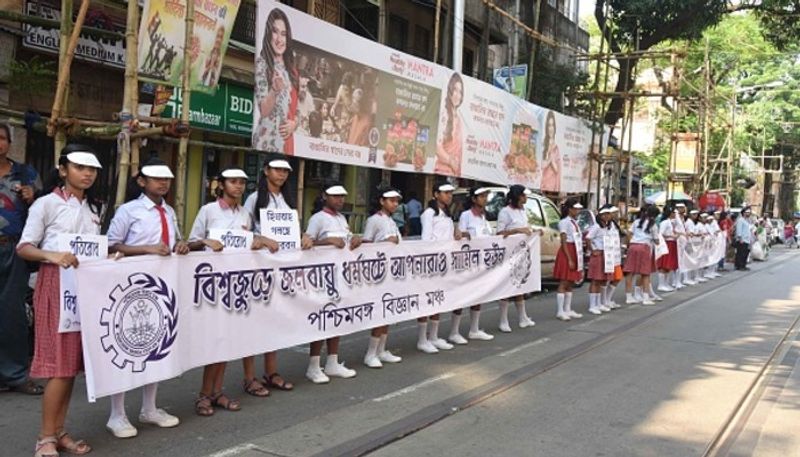 কলকাতায় আন্দোলন - পিছিয়ে থাকেনি আমাদের শহর কলকাতাও। কলকাতার ব্যস্ত রাস্তাতেও স্কুলের শিক্ষার্থীদের এই আন্দোলনে অংশ নিতে দেখা যায়। তাদের সংগঠিত করেছিল পশ্চিমবঙ্গ বিজ্ঞান মঞ্চ।