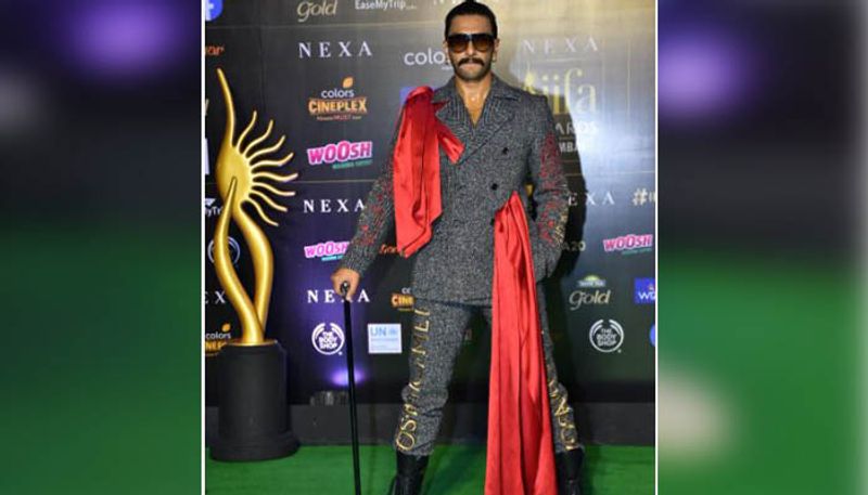 আইফা-র মঞ্চে ২০১৯ সালে সেরা অভিনেতার পুরষ্কারটি হাতে তুলে নিলেন রণবীর সিং। এদিন তাঁর পোশাকও ছিল চর্চার তুঙ্গে।