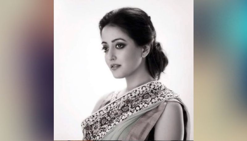 সুচিত্রা সেন-এর লুকে এই ছবিতেই নজর কেড়েছিলেন রাইমা সেন। তাঁর মুখের আদল থেকে শুরু করে স্টাইল, ষাটের দশকের কথাই মনে করিয়ে দিল এই ছবি।