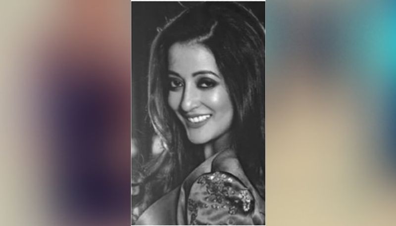 <p>কারোর সঙ্গে সম্পর্কে আছেন কিনা, তা জানা যায়নি এখনও। রহস্য জিইয়ে রেখে একের পর এক সাহসী ফোটোশ্যুটে নজর কাড়ছেন এই বাঙালি ক্যুইন।</p>