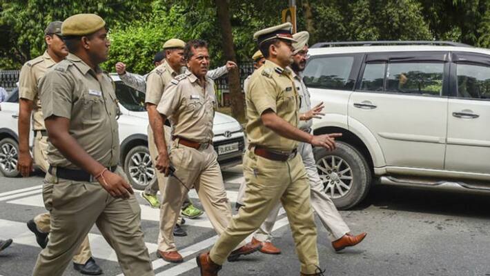 Gunmen open fire at police near Akshardham temple in New Delhi Gunmen open fire at police near Akshardham temple in New Delhi