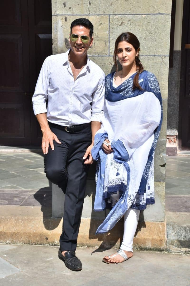 Akshay is seen posing with Nupur and Ammy at the St Xavier's College in Mumbai.
