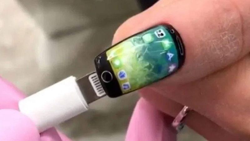 मोबाइल फोन से हुआ इतना प्यार कि नाखून को ही बना लिया स्मार्टफोन।