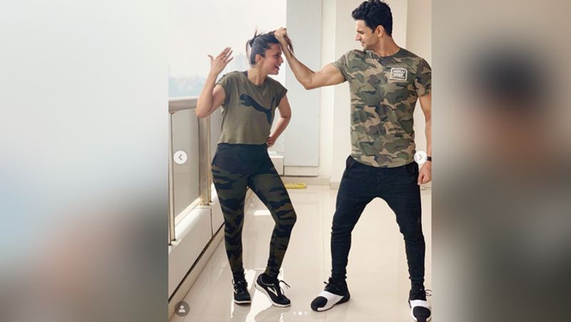 इनकी फोटोज को देख फैंस ने खूब सारे कमेंट्स किए। इनमें से कुछ ने मुक्का खाने के बाद विवेक का हाल पूछा तो कुछ ने वूमेन पावर बता कर मजे ले रहे हैं।