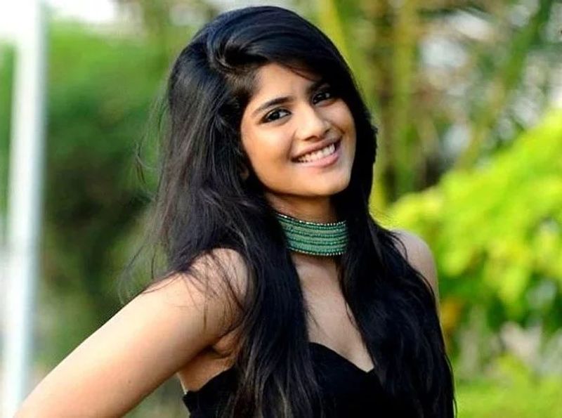 இந்நிலையில் கடந்த வருடம், சுராஜ் பஞ்சோலி நடித்த படத்தில் மூலம் பாலிவுட் திரையுலகில் காலடி எடுத்து வைத்த இவர், தற்போது மற்றொரு பாலிவுட் படத்தில் கமிட் ஆகியுள்ளார்.