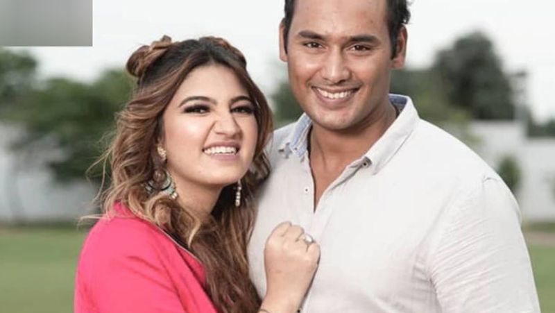 खबरें हैं कि अनम इस साल के अंत में मोहम्मद अजहरुद्दीन के बेटे असद से शादी की। दोनों की तस्वीरों को देखकर लग रहा है कि अनम को दोबारा अपना प्यार मिल गया है।