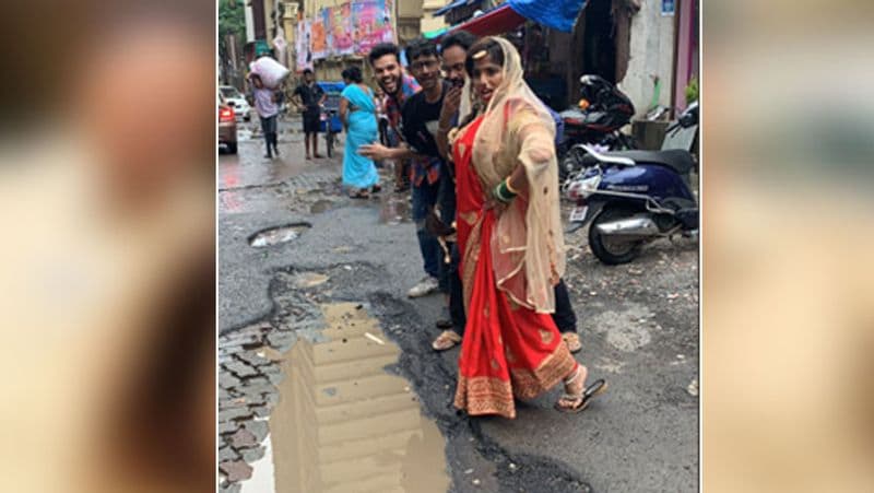 उल्लेखनीय है कि इस बारिश में मुंबई की सड़कें मानों गायब-सी हो गई हैं। जगह-जगह गड्ढे होने से दुर्घटनाओं की आशंका बढ़ गई है। मलिष्का ने यही मुद्दा उठाया है।
