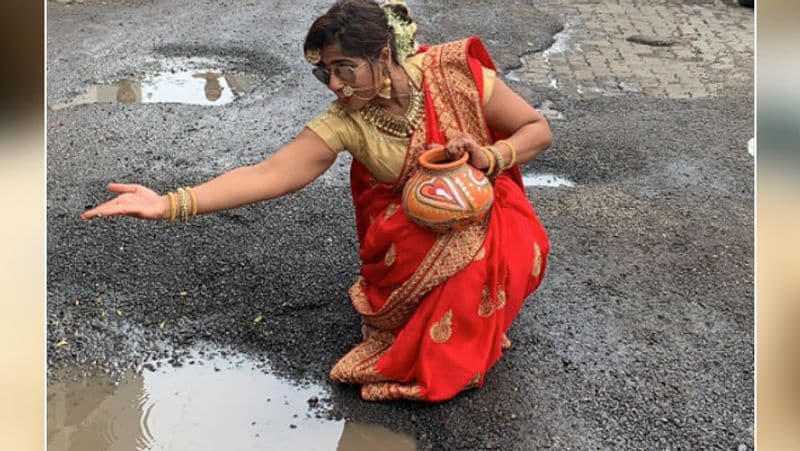 मलिष्का ने पिछले दिनों यह वीडियो बनाकर वायरल किया था। इसमें मलिष्का एक दुल्हन की तरह लाल साड़ी में सड़क पर नजर आ रही हैं। वे गढ्ढों की ठीक वैसे पूजा करती दिखीं, जैसे करवाचौथ पर चांद की होती है।