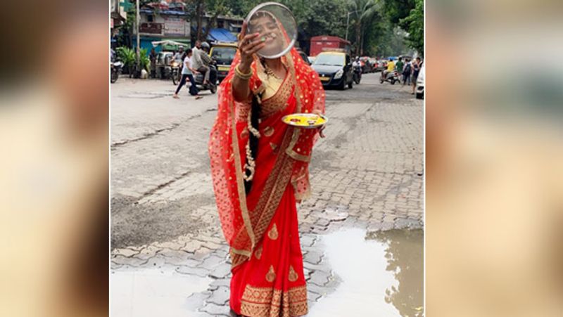 मलिष्का ने गड्ढों से भरी सड़क की तुलना चांद से करते हुए 'देखो चांद आया' गीत पर एक्टिंग भी की। उन्होंने यह वीडियो यूट्यूब पर शेयर किया है। इसमें मलिष्का अलग-अलग लोकेशन पर नजर आ रही हैं।