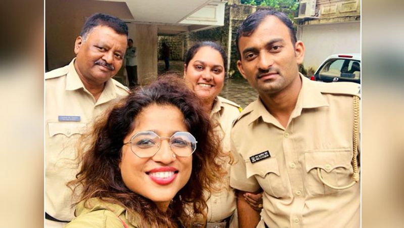 सड़कों के गड्ढों को दिखाकर BMC की मुस्तैदी की पोल खोलने वाली मलिष्का अब कुछ राजनीतिक दलों के निशाने पर आ गई हैं। मलिष्का के खिलाफ प्रदर्शन की आशंका को देखते हुए उनके घर पर कुछ पुलिसकर्मी तैनात किए गए हैं।