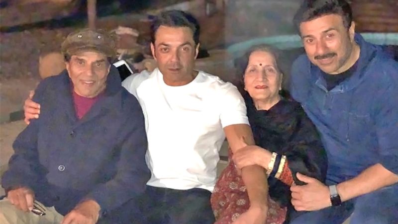 वहीं, धर्मेंद्र ने सनी देओल की मां प्रकाश कौर से 1954 में 19 साल की उम्र में अरेंज मैरिज की थी। कपल के चार बच्चे अजय सिंह (सनी), विजय सिंह (बॉबी), विजेता और अजेता देओल हैं।