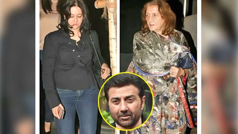 बेहद कम ऐसे मौके हैं, जब सनी देओल पत्नी पूजा और मां प्रकाश कौर के साथ नजर आए। इससे पहले लोकसभा चुनाव के बाद सनी देओल ने अपनी मां के साथ एक फोटो शेयर की थी, जिसमें वो मां प्रकाश कौर के कंधे पर सिर रखकर रिलैक्स करते नजर आए थे।