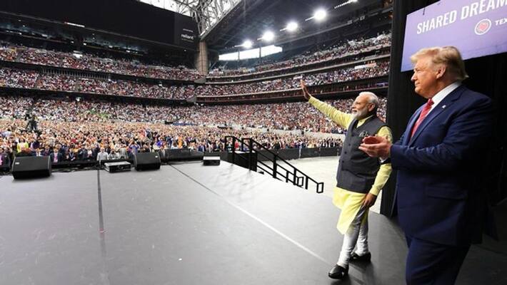 At Howdy Modi event Narendra Modi recites poem on facing challenges At Howdy Modi event Narendra Modi recites poem on facing challenges