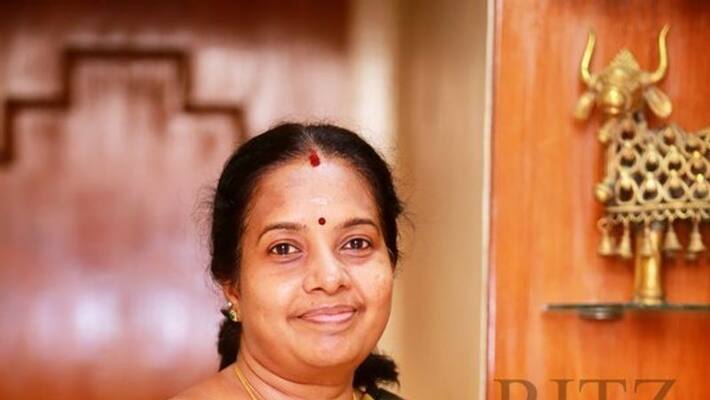 Rajini is not a school child! How could we pressure him?:Vaanathi Seenivaasan's viral words. Rajini is not a school child! How could we pressure him?:Vaanathi Seenivaasan's viral words.