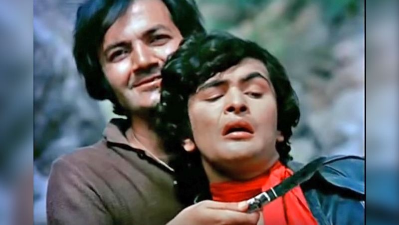 इन प्रमुख फिल्मों में प्रेम चोपड़ा ने किया काम : प्रेम चोपड़ा ने करियर की शुरुआत 1960 में आई फिल्म 'हम हिंदुस्तानी' से की। इसके बाद वो शहीद, तीसरी मंजिल, उपकार, झुक गया आसमान, अंजाना, वारिस, बारूद, ईमान धरम, पापी, आजाद, काला पत्थर, द ग्रेट गैम्बलर, मर्द, हकीकत, इल्जाम, सपूत, प्रेमग्रंथ, दूल्हे राजा, बादशाह, हिंदुस्तान की कसम, लाल बादशाह, कोई मिल गया, बंटी और बबली, दिल्ली 6 और गोलमाल 3 जैसी फिल्मों में नजर आए।