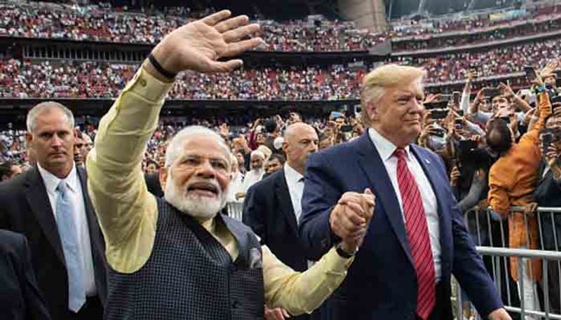 টেক্সসাসের অনুষ্ঠান থেকেই প্রধানমন্ত্রী নরেন্দ্র মোদী আপ কি বার ট্রাম্প সরকার বলে স্লোগান তুলেছিলেন। মোদীর এই স্লোগান নিয়ে রাজনৈতিক সমালোচনা শুরু হয়েছিল। কিন্তু তা রীতিমত জনপ্রিয় হয় মার্কিন মুকুলে। আর সেই কথা মাথায় রেখেই ভারতীয়দের প্রভাবিত করতে এই পথ বলেও দাবি করা হয়েছে ট্রাম্পের প্রচার দলের পক্ষ থেকে। 
