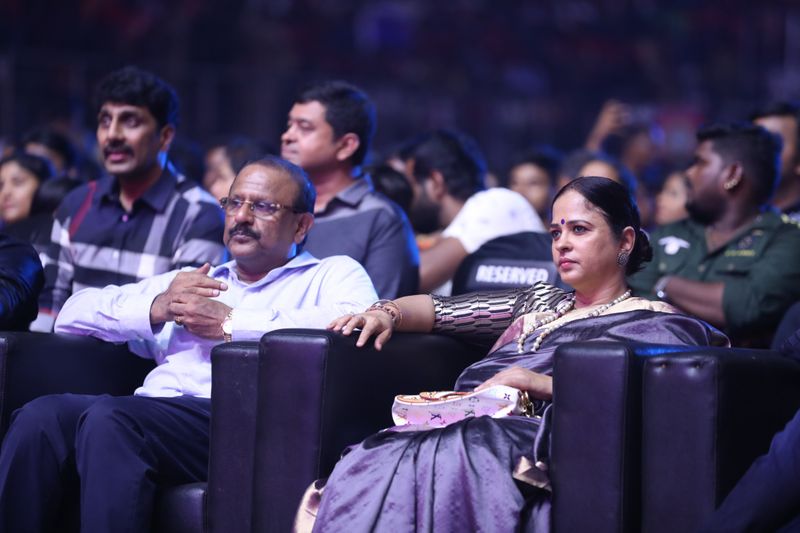 இசைவெளியீட்டு விழாவில் கல்பாத்தி எஸ்.அகோரம் மற்றும் அவருடைய மனைவி ஆண்டாள் அகோரம்