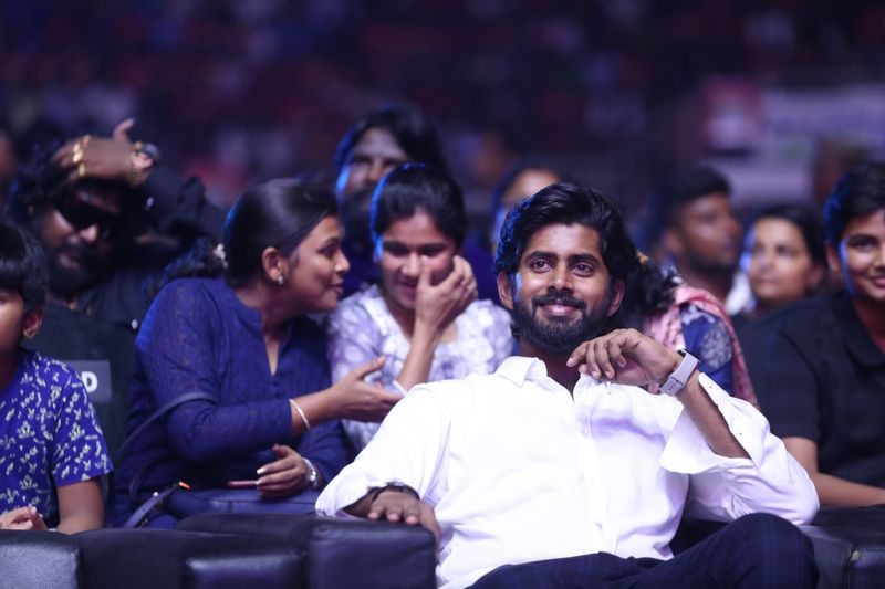 நிகழ்ச்சியை சிரித்தபடி ரசிக்கும் கதிர்