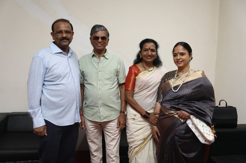 பிகில் பட தயாரிப்பாளருடன் தளபதியின் பெற்றோர்