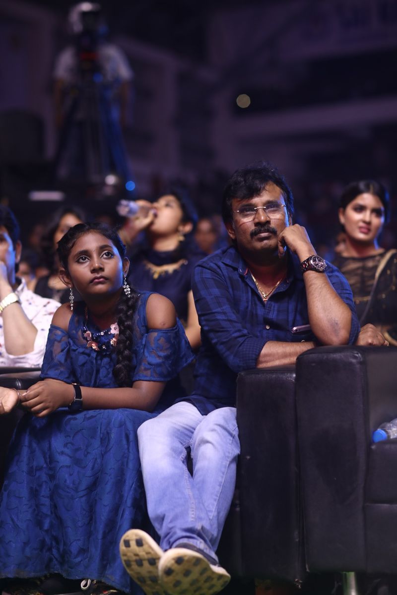 நிகழ்ச்சியை கண்டு ரசிக்கும் இயக்குனர் பேரரசு