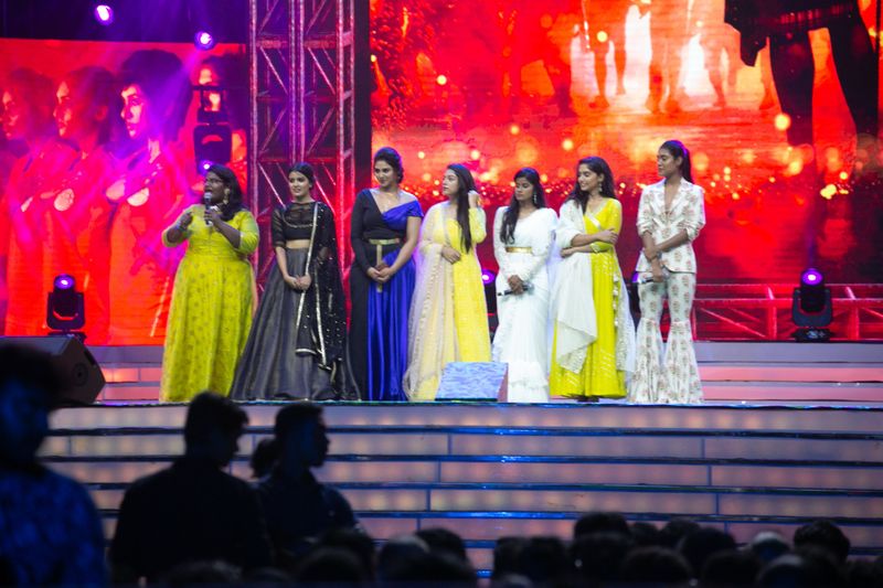 மேடையில் அணிவகுத்து நின்ற 'பிகில்' பட நடிகைகள்
