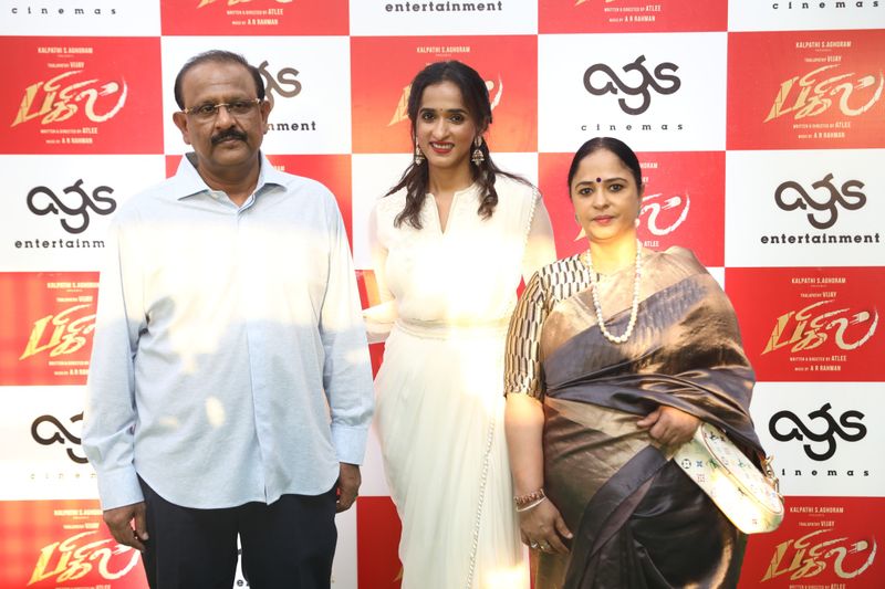 பெற்றோருடன் அர்ச்சனா கல்பாத்தி
