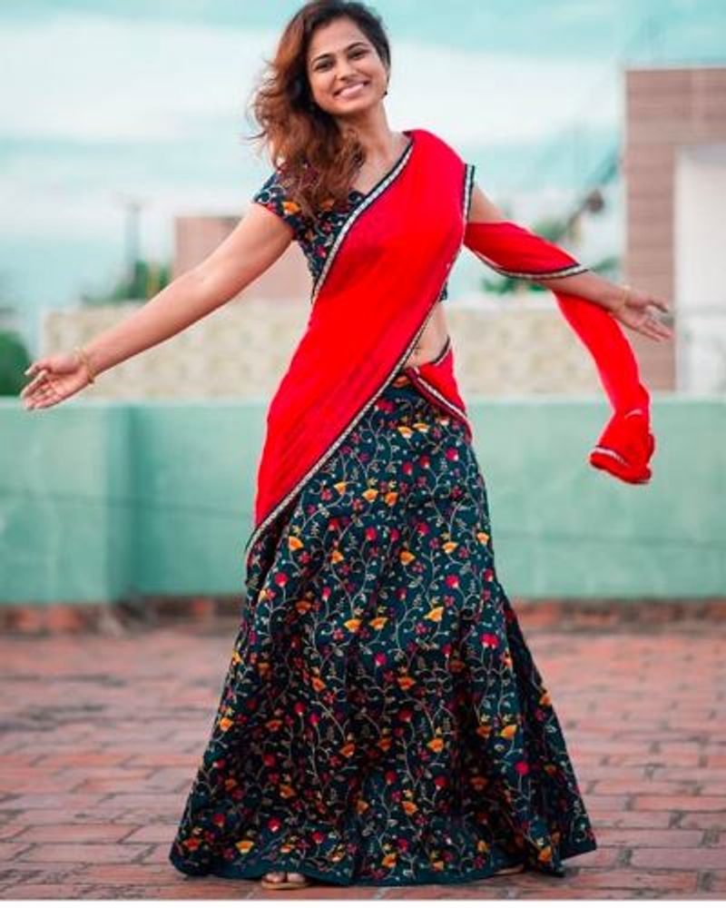 பாவாடை தாவணியில் என்ன ஒரு பரவசம்