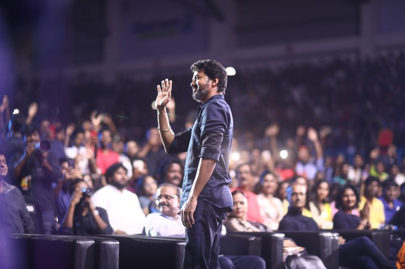 ரசிகர்களின் அன்பு மழையில் விஜய்