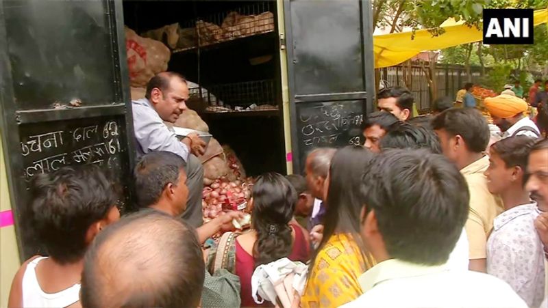 दिल्ली में कई जगहों पर इस रेट में प्याज बेची जा रही है। जैसे ही लोगों को पता चला कि 22 रुपये प्रति किलो में वह दुकानों पर लंबी लाइनों में खड़े हो गए हैं।