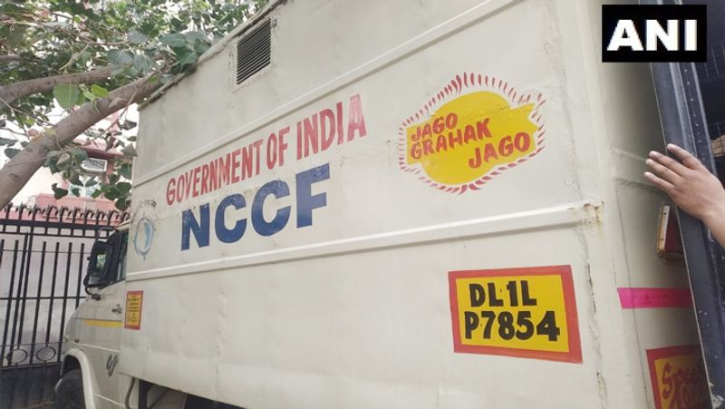 सरकार प्याज NCCF के ट्रकों से दिल्ली में बेच रही। दिल्ली में फिलहाल बाजार में प्याज 60-80 रुपये प्रति किलो बिक रहा है।