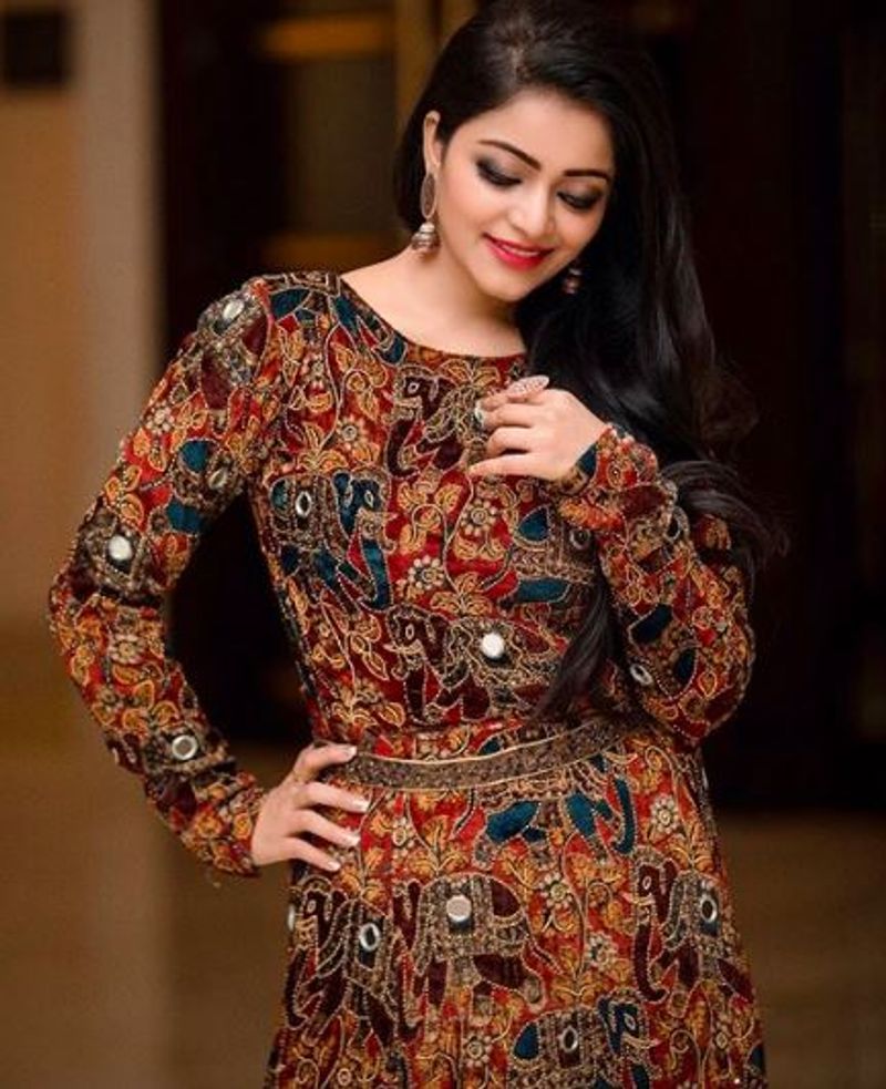 ஸ்டைலிஷ் உடையில் சூப்பர் போஸ்