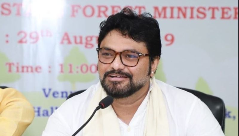 ফেসবুকে ক্ষোভ উগরে দিয়ে তিনি লেখেন, "আমি অত্যন্ত বিরক্ত ভাট সাহেবের সাক্ষাৎকার শুনে। সবই যখন জানতেন, তাহলে ছেলেটির দিকে সাহায্যের হাত বাড়াননি কেন। বাবার বয়সী একজন হওয়ার কথা ভেবে অন্তত তাঁর পাশে দাঁড়াতে পারতেন তিনি।"