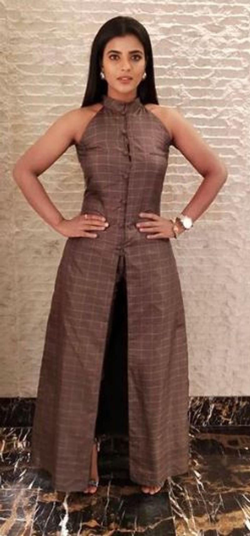 அதே போஸ் ஆனால் உடை மட்டும் வேறு