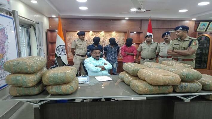 Police recovered hundred kilograms cannabis from a car in Hooghly Police recovered hundred kilograms cannabis from a car in Hooghly