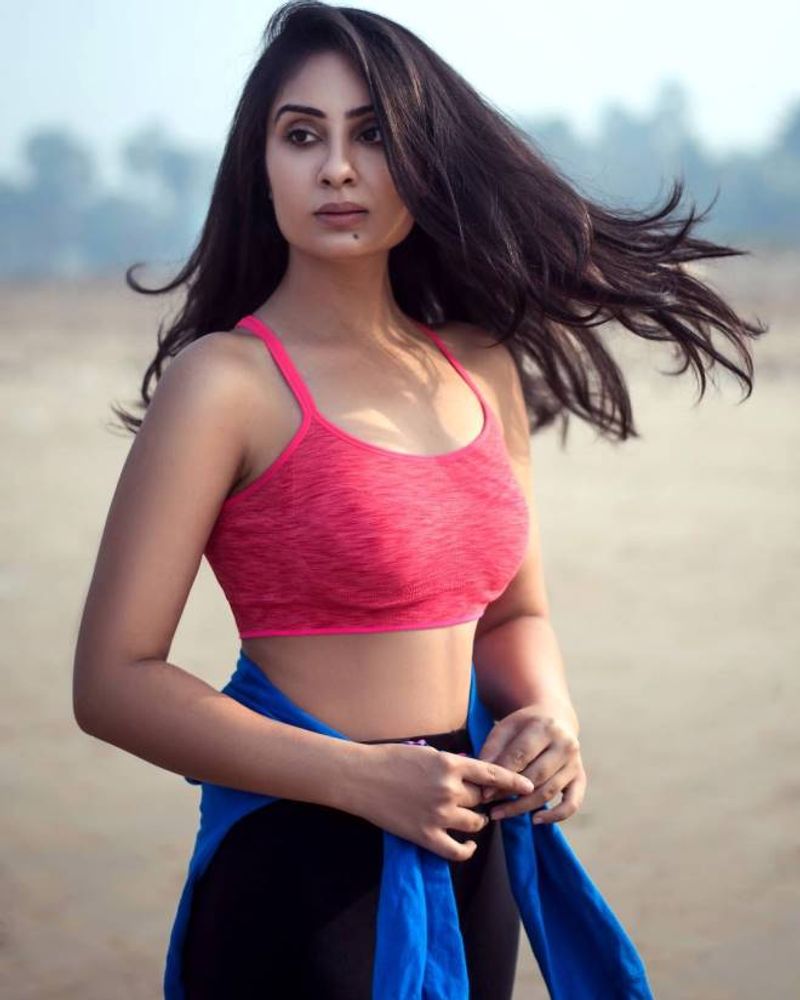 భాను శ్రీ మెహ్రా: వరుడు సినిమా రిలీజ్ కు ముందు హీరోయిన్ విషయంలో సస్పెన్స్ క్రియేట్ చేసిన చిత్ర యూనిట్ డిజాస్టర్ టాక్ ను అందుకుంది. సినిమాలో అద్భుతంగా నటించినప్పటికీ బేబీపై పెరిగిన అంచనాలు కెరీర్ ని కోలుకోలేని దెబ్బకొట్టాయి.