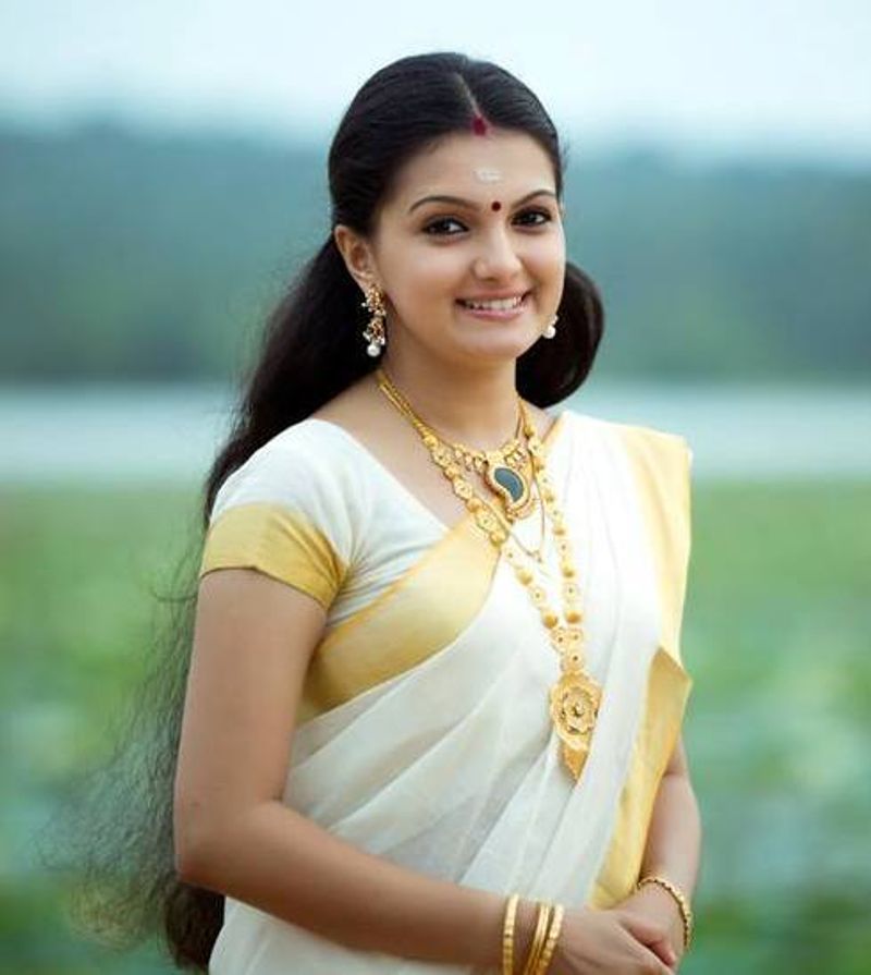 విలేజ్ లో వినాయకుడు సినిమాతో క్యూట్ గర్ల్ గా టాలీవుడ్ కి ఎంట్రీ ఇచ్చిన శరణ్య ఆ తరువాత భీమిలి కాబట్టి జట్టులో కనిపించింది. అనంతరం హీరోయిన్ గా పెద్దగా అవకాశాలు అందుకోలేకపోయింది.