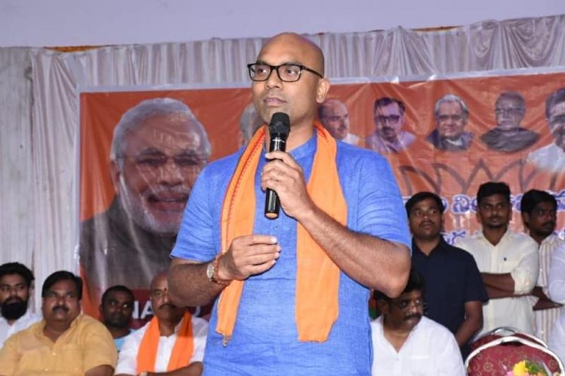 ఉమ్మడి నిజామాబాద్ జిల్లాకు చెందిన మాజీ మంత్రి డి.శ్రీనివాస్ ఎటువైపు అడుగులు వేస్తారనే విషయమై ప్రస్తుతం ఆసక్తికరమైన చర్చ సాగుతోంది. బీజేపీలో చేరేందుకు డి.శ్రీనివాస్ ఆసక్తిని కనబరుస్తున్నారనే ప్రచారం సాగుతోంది.