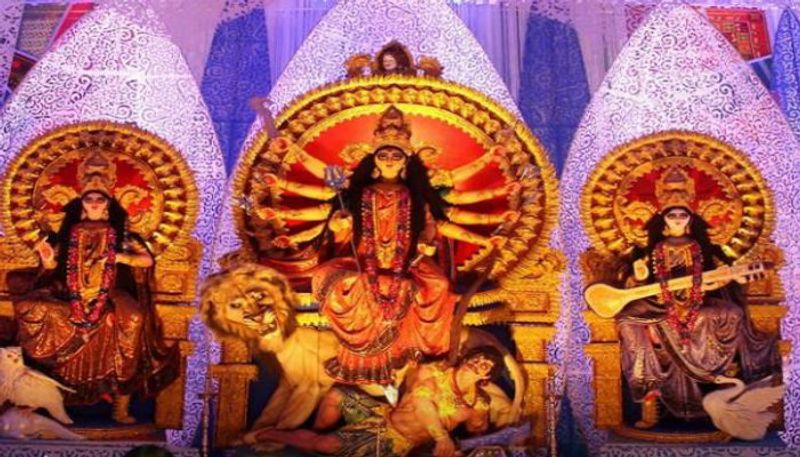 বালিগঞ্জ কালচারাল অ্য়াসোসিয়েশন -এই বছর ৬৯তম বর্ষে পা দিল বালিগঞ্জ কালচারাল অ্য়াসোসিয়েশনের পুজো। প্রতি বছরই তারা চেনা পরিচিত যুগলবন্দী নতুন কল্পনায় সেজে ওঠে। এবারও তারা তাদের ঐতিজ্য মেনে চলবে। তবে যুগলবন্দী মানে কি, সেটা একটু জেনে নেওয়া যাক। যেমন ধরুন রথযাত্রা বললেই মনে আসে পাপড়, জিলিপির কথা। আবার রথের মেলার কথা শুনলেই পাপড়, জিলিপির কথা। ঠিক তেমনি ভাবে আবার আবার স্বাধীনতা দিবস বললেই মনে পড়ে পতাকা ও প্যারেডের কথা।তাই সমস্ত পরিচিত সব যুগলবন্দিতেই ধরা দেবে বালিগঞ্জ কালচারাল অ্য়াসোসিয়েশন-এ। এই বছর তাদের প্রতিমা-র দায়িত্বে রয়েছেন ভাস্কর অরুণ পাল, ও মন্ডপ সৃজনে রয়েছেন বিমান সাহা। তাদের থিম সঙ্গীতটিও জনপ্রিয়তা পেয়েছে। থিম সঙ্গীতের দায়িত্বে রয়েছেন ঋষি পান্ডা।