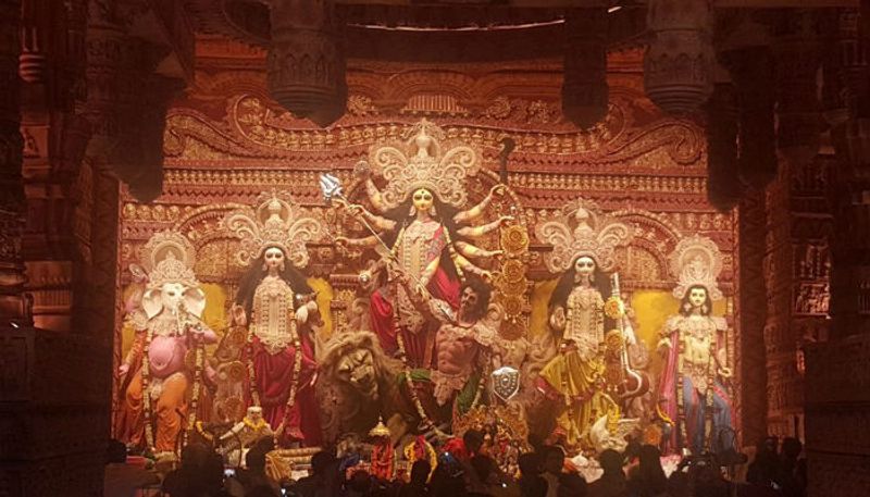 সিংহী পার্ক সর্বজনীন -এই বছর ৭৮ বর্ষে পদার্পণ করতে চলেছে সিংহী পার্ক সর্বজনীন। প্রতিবছরের এইবছরেও অসাধারন থিম ও আলোকসজ্জায় সেজে উঠবে তাদের মণ্ডপ। কলকাতায় থিম পুজোর তালিকায় তারাও কোনও অংশে কম যান না। প্রত্যেক বছরেই তাদের প্যান্ডেল জুড়ে থাকে দর্শনার্থীদের ভিড় ।এবার তাদের থিমের মূল আকর্ষণ হল 'সুন্দর পটে তব বরাভয় ও আশ্বাস আনবে শান্তি-সুখ, আমাদের বিশ্বাস'।পৃথিবীতে দেবীদুর্গার আগমন যে কতটা সুখের এবং শান্তির তারই আভাষ পাওয়া যাবে তাদের এই থিমের মাধ্যমে।