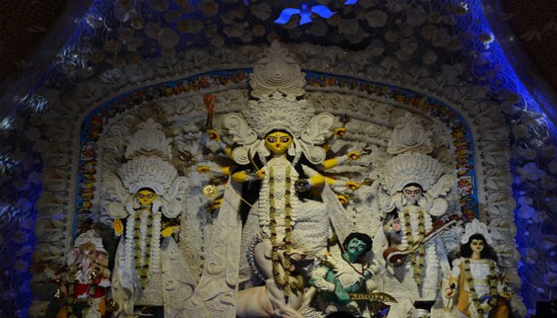 ম্যাডাক্স স্কোয়ার-পুজো আড্ডা মানেই কলকাতার ম্যাডক্স স্কোয়ার। নতুন প্রজন্ম আসে এখানে জমিয়ে প্রেম করতে,আড্ডা মারতে। আর সেই ম্যাডক্স স্কয়ারেও এখন পুজোর প্রস্তুতির শেষ পর্যায়। এখানে পুজো থিম কিছু না থাকলেও এখানের দুর্গা-মা লাবণ্যময়ী। প্যান্ডেলের জাকজমক সহজ হলেও এখানকার প্যান্ডেল আর ঝাড়বাতিই দর্শকদের প্রধান আকর্ষণ । বলা যায় পুজোর কটা দিন ঢাকের বাদ্যি আর প্রদীপের আলোয় এক মায়াবী আবহে পরিণত হয়।
