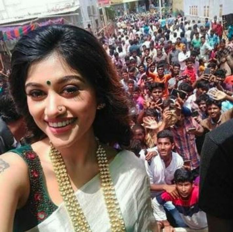 அலைக்கடலாய் திரண்ட ரசிகர்களுடன் நச்சுனு ஒரு செல்பி