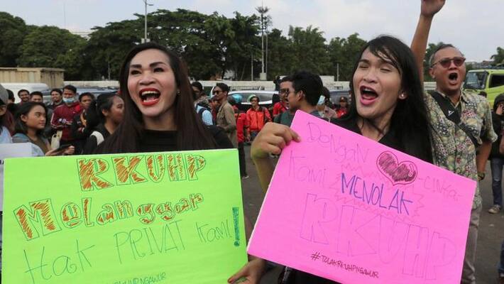 indonesian people protest against government for new bill ragarding sexsuval contact indonesian people protest against government for new bill ragarding sexsuval contact