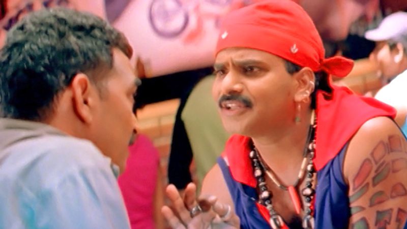 पॉलिटिक्स में भी एक्टिव थे वेणु : वेणु माधव का जन्म आंध्र प्रदेश के सूर्यापेट जिले के कोडड गांव में हुआ था। वेणु ने अपने करियर की शुरुआत बतौर मिमिक्री आर्टिस्ट की थी। फिल्मों के अलावा वो पॉलिटिक्स में भी काफी एक्टिव थे। तेलुगु देशम पार्टी (टीडीपी) से वो लगातार जुड़े रहे। पिछले साल तेलंगाना में हुए चुनाव में उन्होंने कोडाड विधानसभा क्षेत्र से चुनाव लड़ने के लिए नॉमिनेशन भी फाइल किया था। हालांकि किन्हीं वजहों से वो चुनाव नहीं लड़ पाए थे।
