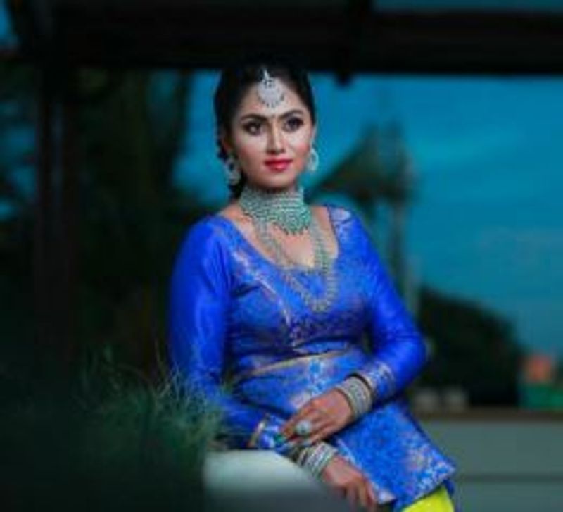 சைடு போஸில் அசத்தும் ஸ்ரீது நாயர்