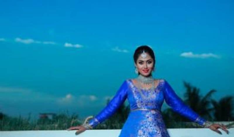 சுவற்றில் சாய்ந்தபடி சூப்பர் கிளிக்