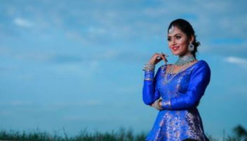 பட்டு உடையில் பளீச் அழகு