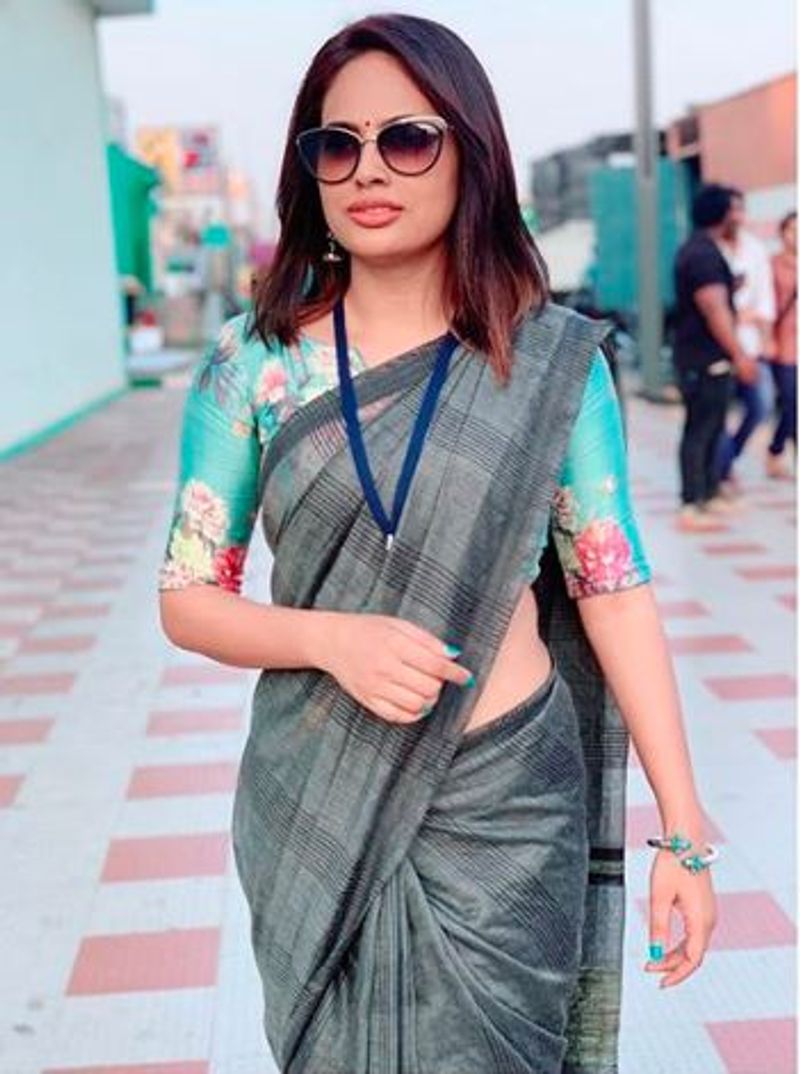 சேலையில் இடுப்பை காட்டும் செம்ம கிளிக்