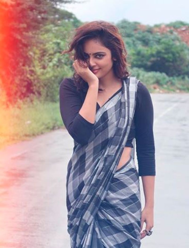 கருப்பு சேலையில் சூப்பர் லுக்